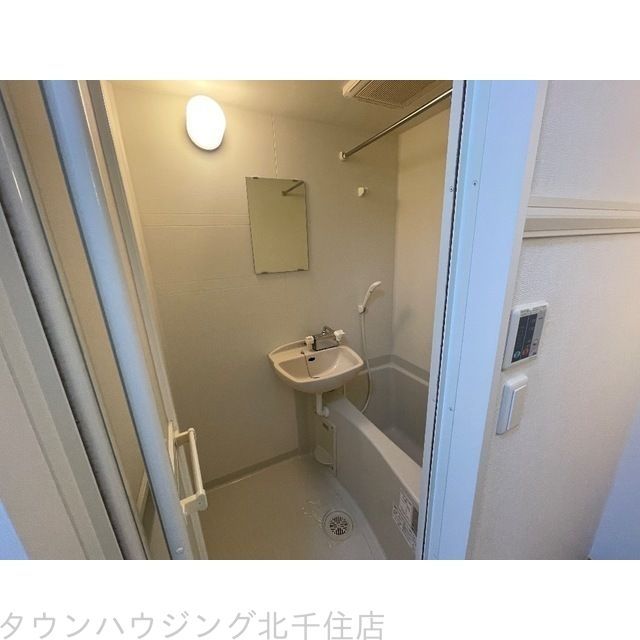 東武伊勢崎線 梅島駅 徒歩18分 3階建 築16年の風呂写真