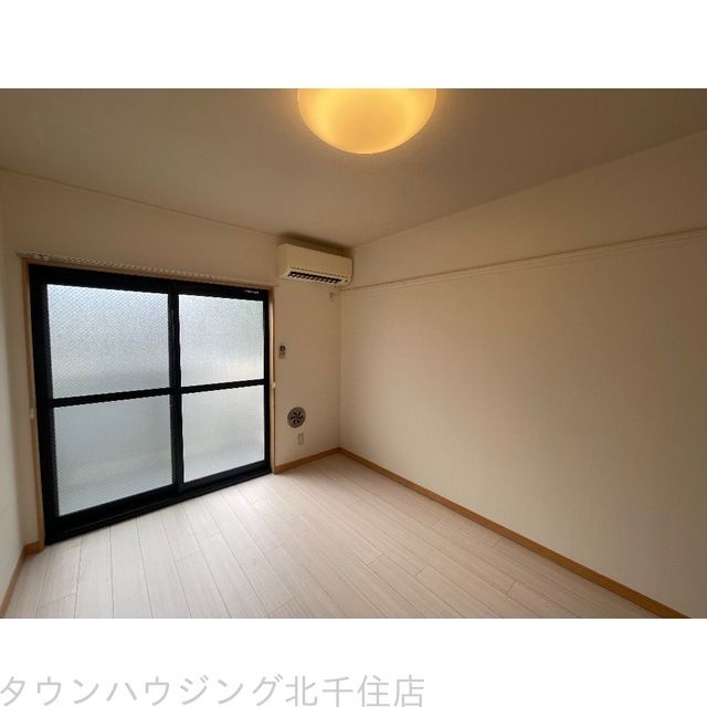 東武伊勢崎線 梅島駅 徒歩18分 3階建 築16年の居間写真