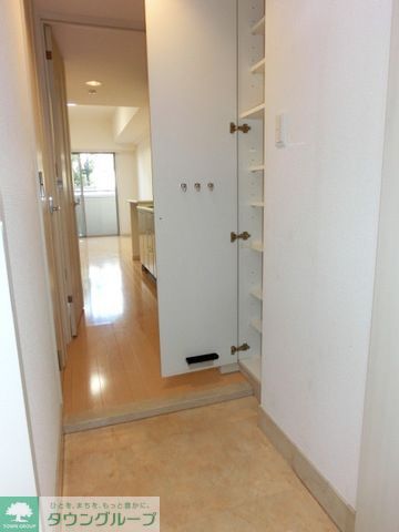 玄関　玄関下駄箱あり