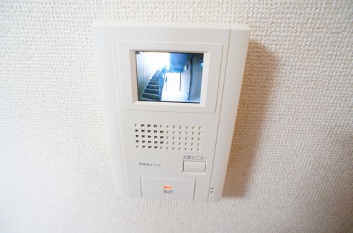 セキュリティ　カラーモニター付きドアホン。来訪者の声と顔を確認できます