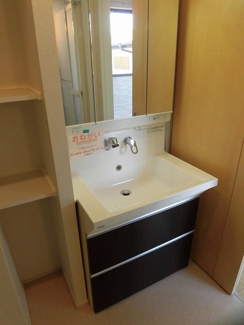 洗面設備　洗髪洗面化粧台（鏡の中も収納可能）