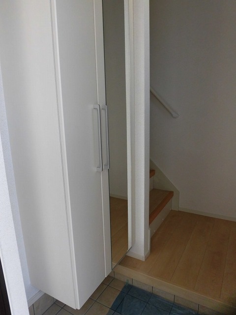 玄関　シューズボックス☆扉を閉めると姿見があります