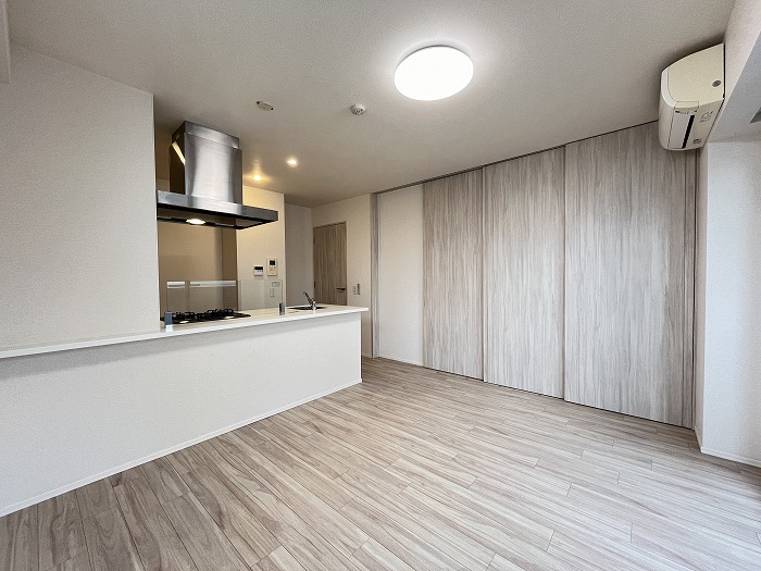 居室・リビング　※写真は類似間取り別部屋。色味等異なる場合があります。