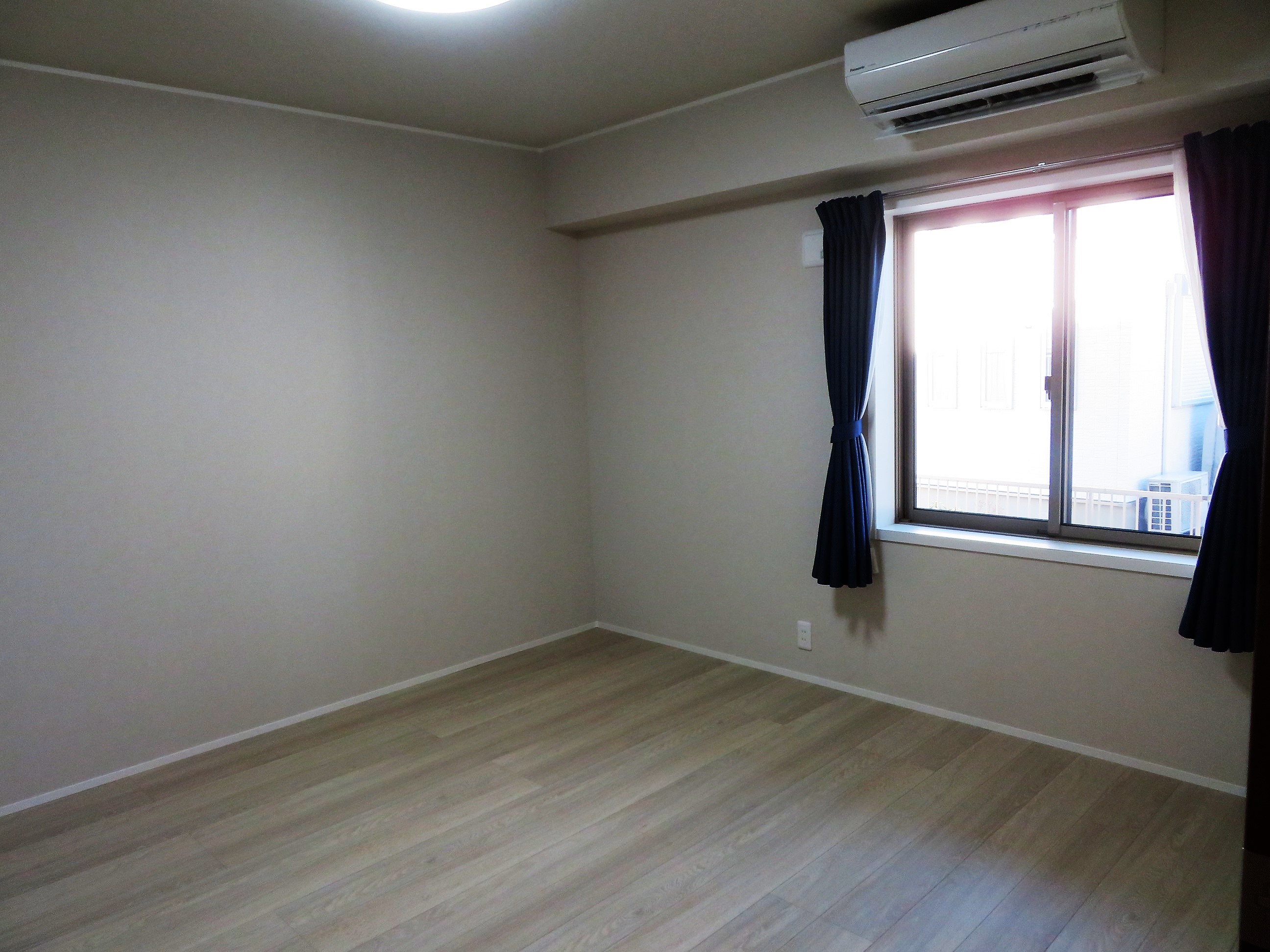 その他部屋・スペース　8.5帖の主寝室。エアコンも搭載。