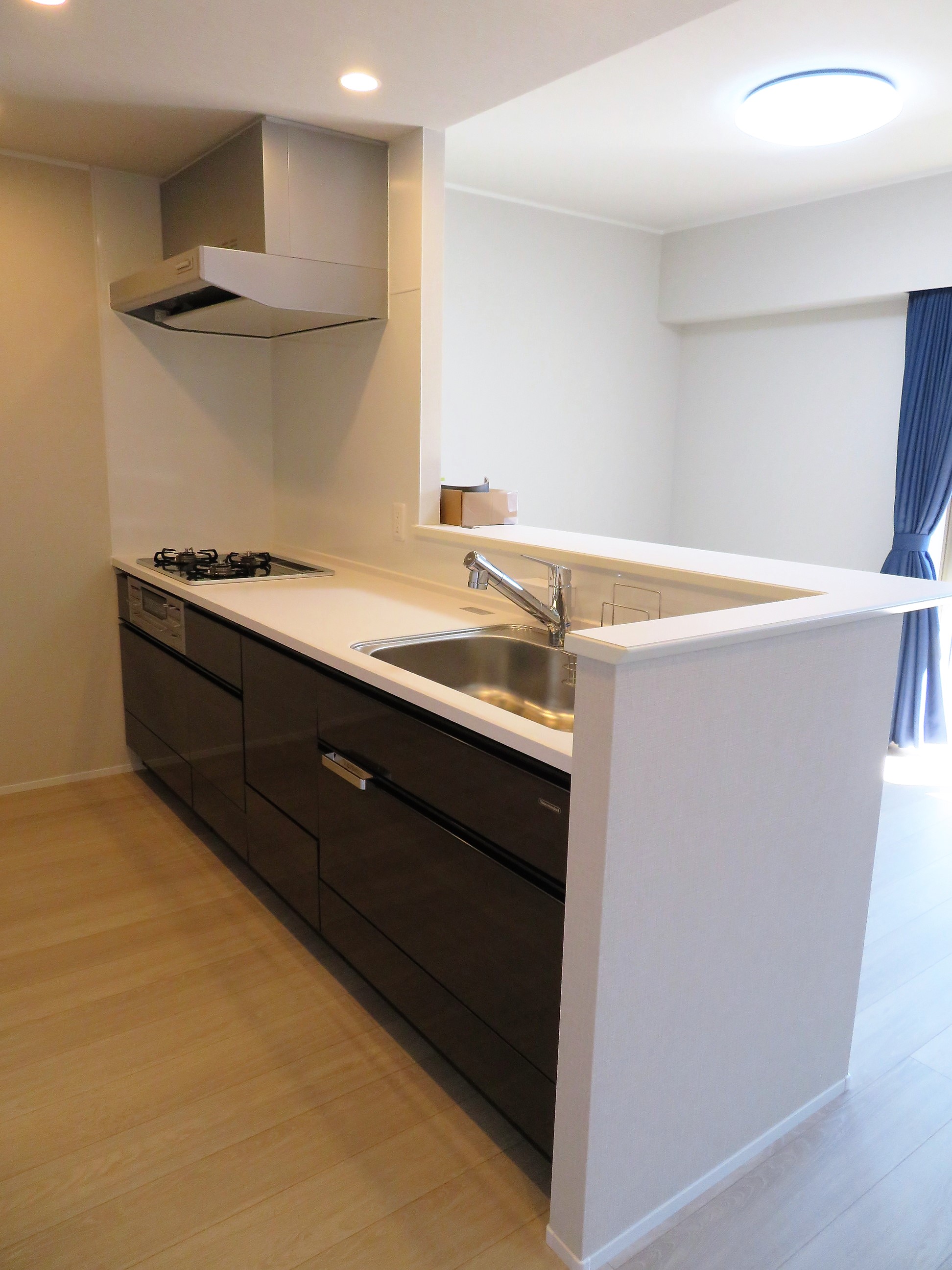 キッチン　広いシステムキッチンを搭載です。