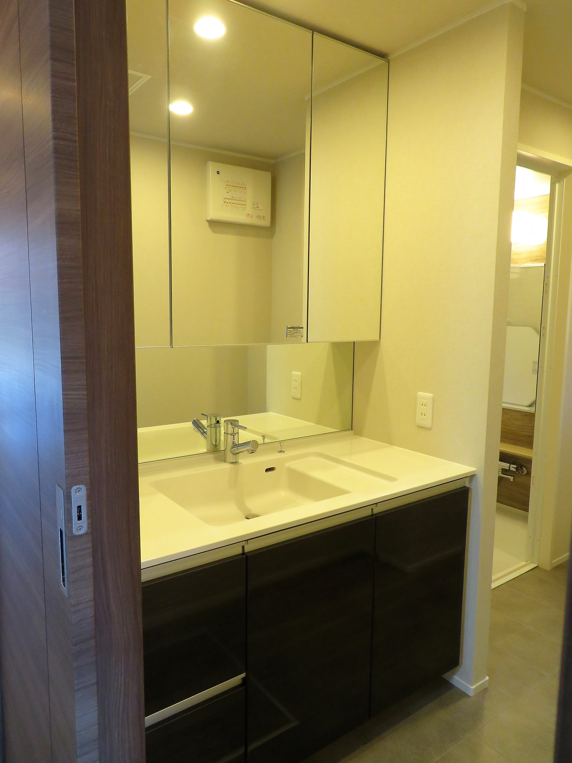 洗面設備　大型洗面台は人気な設備です。