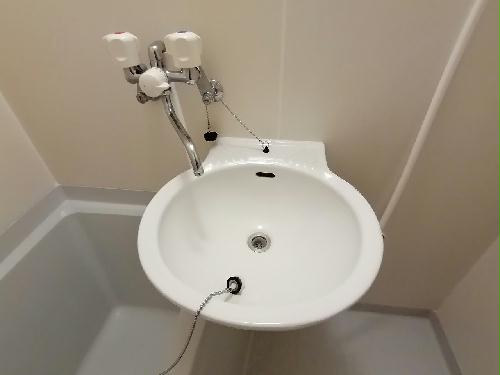 洗面設備　お風呂に洗面台あり。