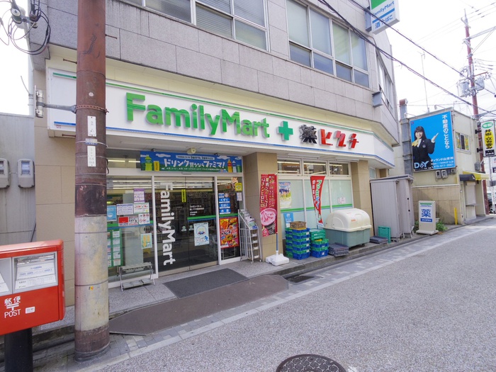 コンビニ　ファミリーマート（コンビニ）まで550m