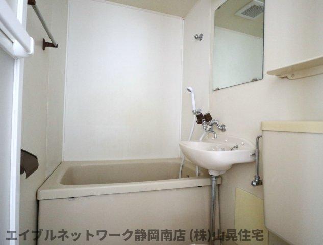 バス・シャワールーム　コンパクトで使いやすいお風呂です