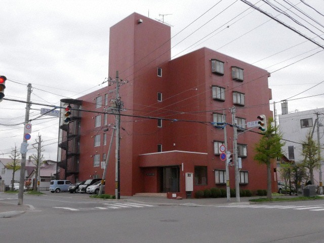 札幌市東区北三十二条東のマンションの建物外観
