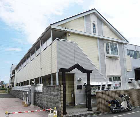 京都市南区久世殿城町のアパートの建物外観