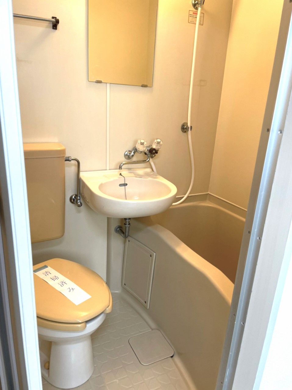 バス・シャワールーム　トイレ同室のユニットバスです。