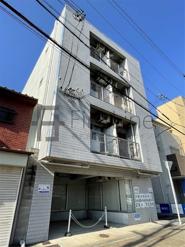 京都市南区西九条島町のマンションの建物外観