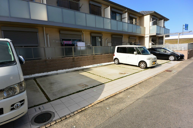 【八幡シャーメゾン１番館の駐車場】