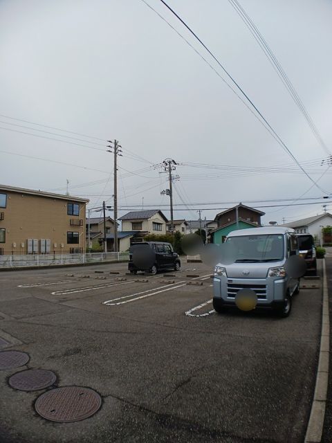 【村上市塩町のアパートの駐車場】