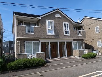 村上市塩町のアパートの建物外観