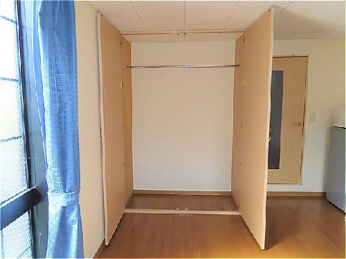 収納　居間に大きい収納スペースがあります