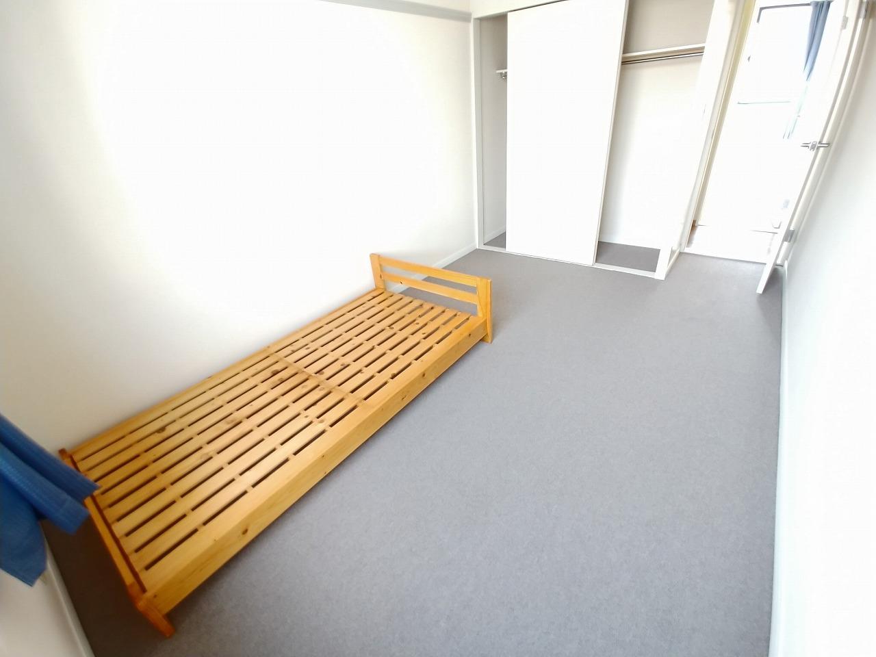 収納　2階寝室（家具あり）：階段上がって右手側のお部屋