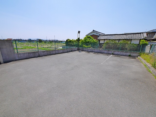 【大和郡山市小泉町のマンションの駐車場】