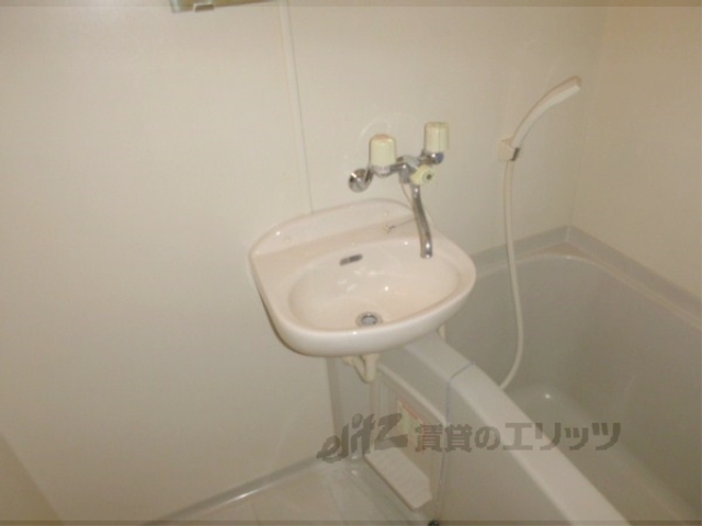 洗面設備　大きな鏡付きです。