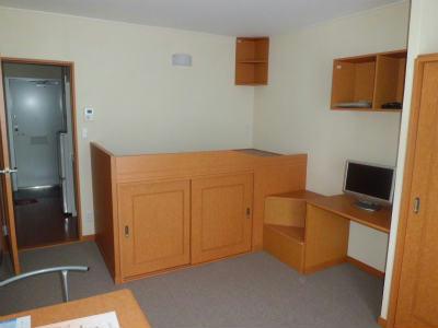 居室・リビング　収納いっぱいの居室です。