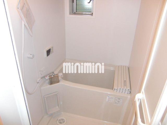 バス・シャワールーム　追炊き・換気窓付きのバスルーム