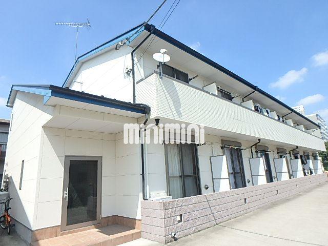 建物外観　アイボリーを基調とした落ち着いた外観。１階シャッター付き。