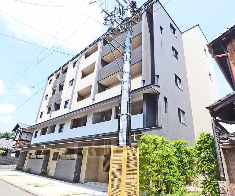 京都市上京区栄町のマンションの建物外観