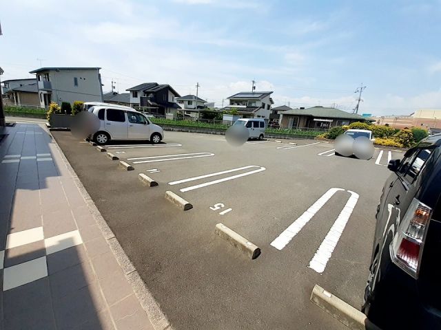 【佐賀市巨勢町大字牛島のアパートの駐車場】