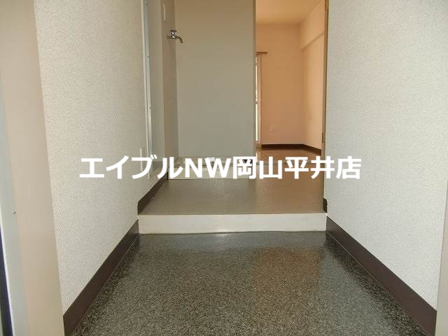 【岡山市中区中井のマンションの玄関】