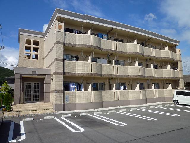 【岡山市北区東古松のマンションの建物外観】