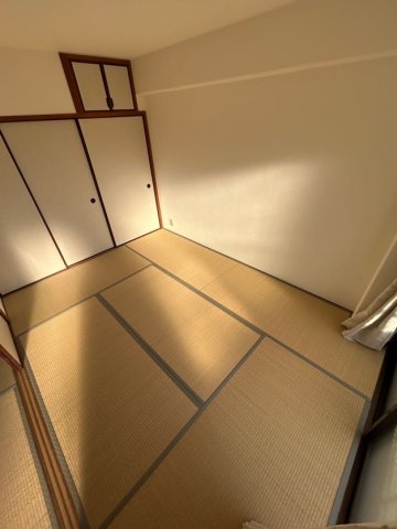 その他部屋・スペース　落ち着いた色調の寝室です