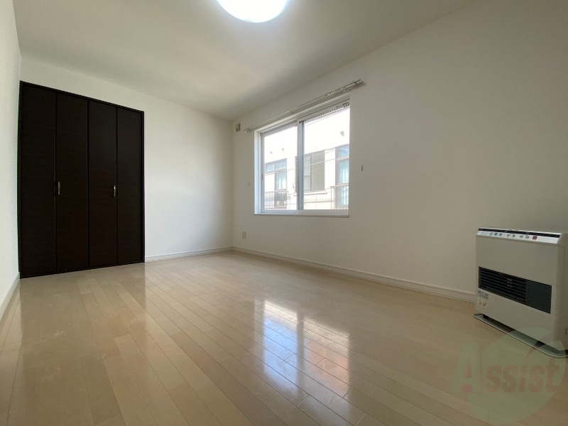 その他部屋・スペース　光が差し込む、温かみのあるお部屋です。