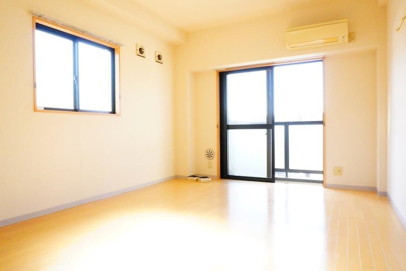 居室・リビング　２面採光の洋室