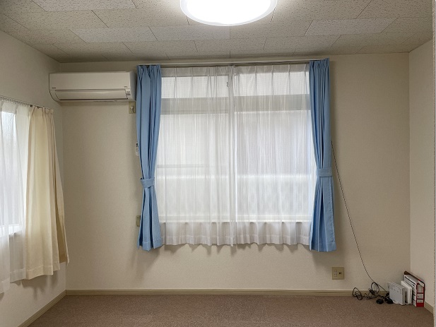 居室・リビング　窓は２面・エアコン・カーテンあります