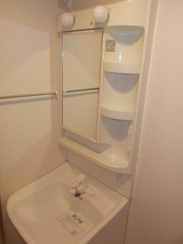 洗面設備　明るい洗面所です