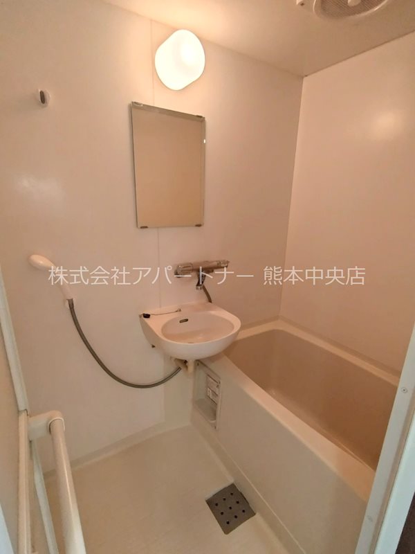 バス・シャワールーム　鏡＆洗面台付き