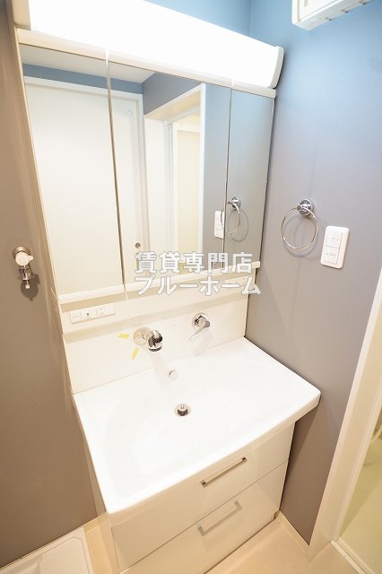 洗面設備　三面鏡独立洗面台！