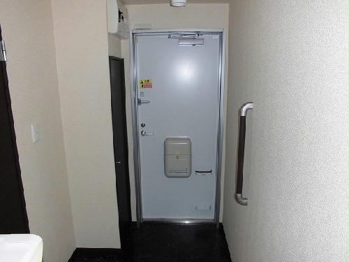 玄関　１階手摺あり　２階手摺無し