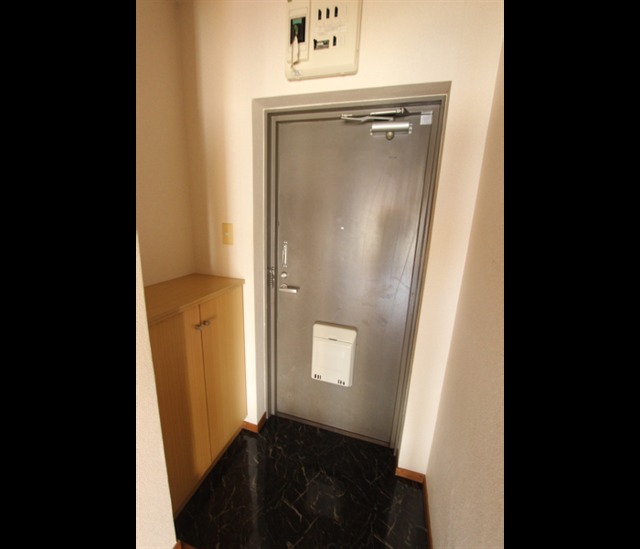 玄関　写真はイメージです。色仕様は現況優先になります。