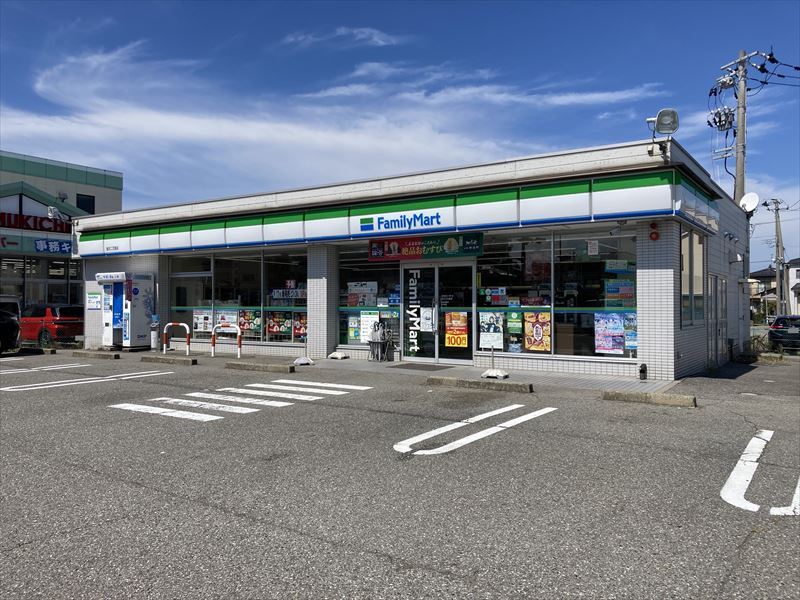 コンビニ　ファミリーマート金沢二万堂店（コンビニ）まで408m
