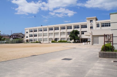 小学校　三田市立小学校 三輪小学校（小学校）まで334m