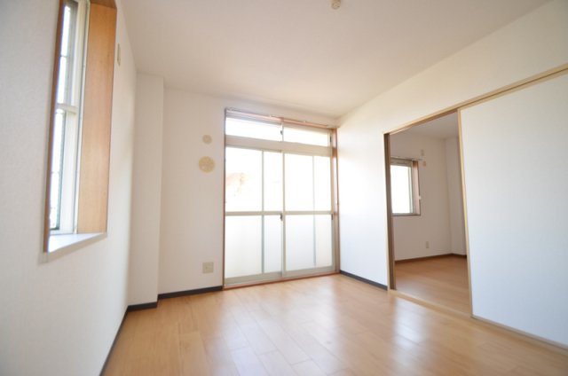 その他部屋・スペース　日当たりが良いので、室内で日光浴も出来ますね！