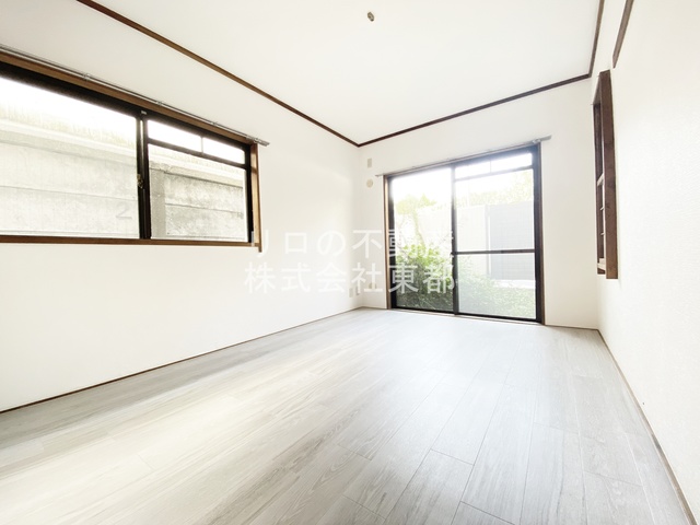 その他部屋・スペース　２面採光なので、明るく風通しのよい過ごしやすいお部屋です♪