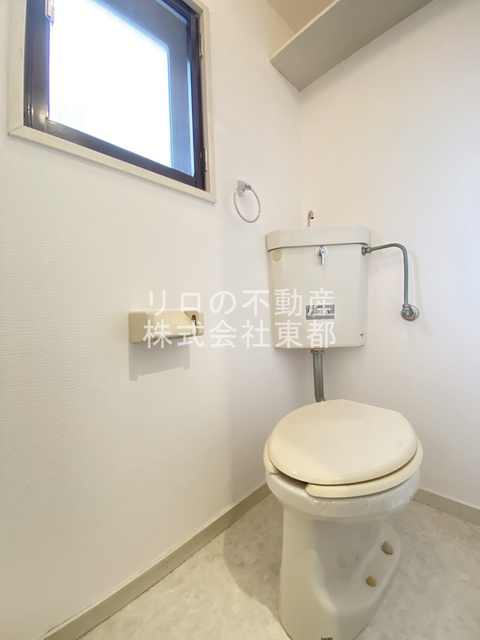 トイレ　上部にある収納棚へ収納可能です♪