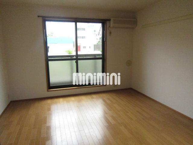 居室・リビング　エアコン付きの１Ｋです。シャッター付き