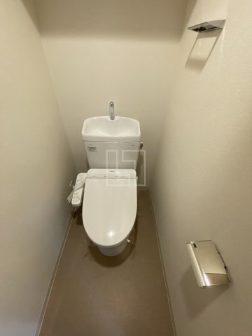 トイレ　プレミアムコート阿波座WEST　温水洗浄便座