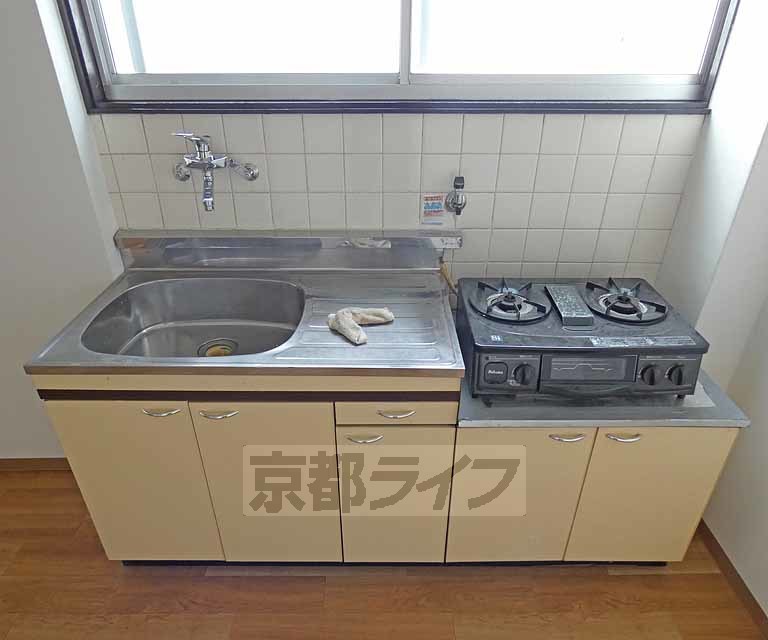 キッチン　２口のコンロ付いています。