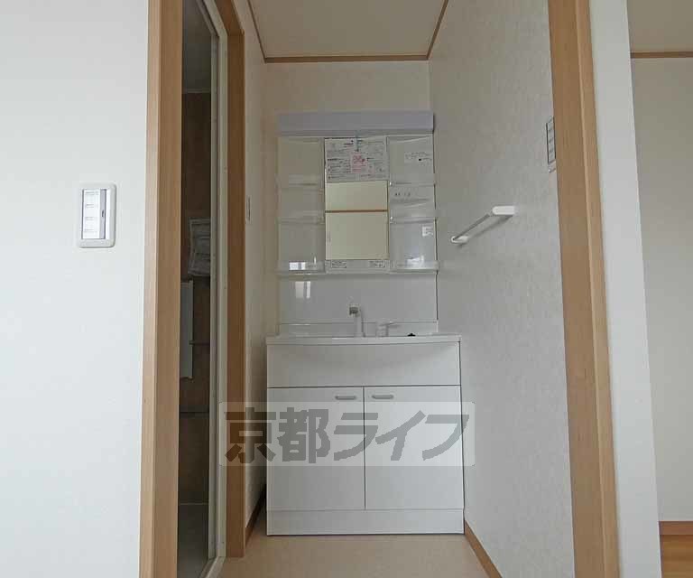 洗面設備　明るい独立洗面台です。