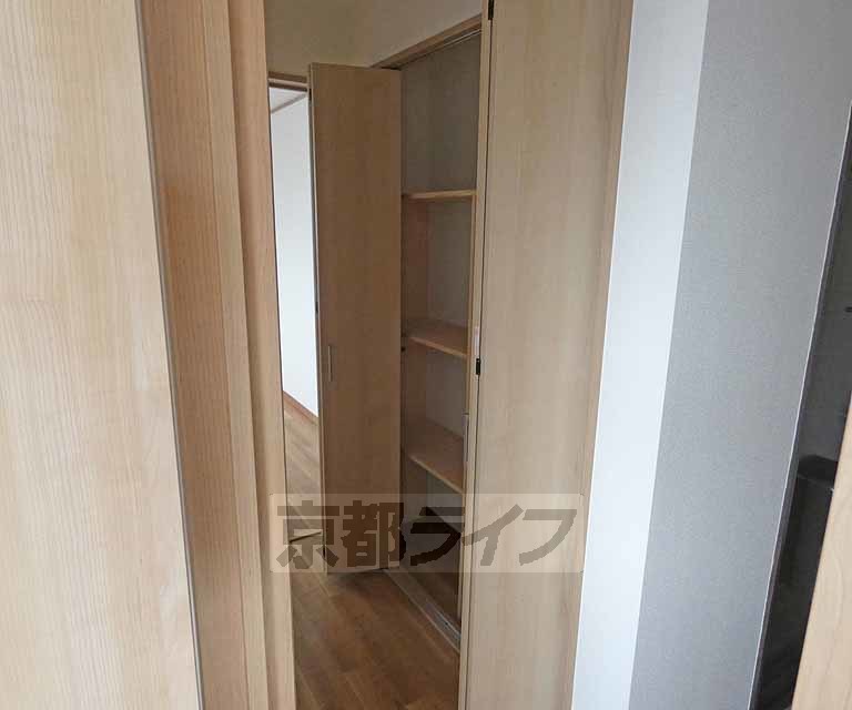 その他部屋・スペース　廊下に設置された収納です。